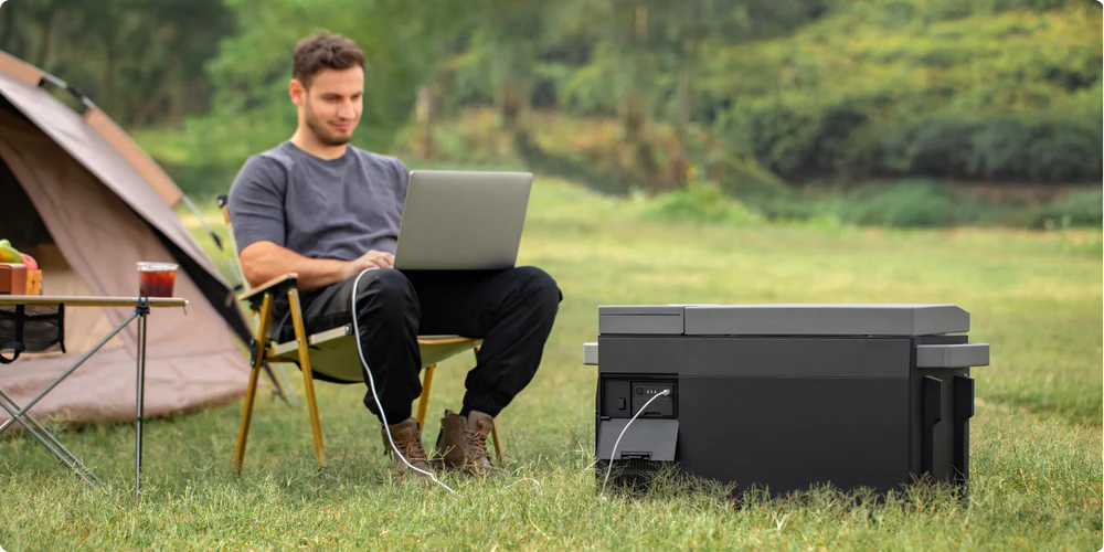 Puerto USB-C de 100 W de GLACIER cargando dispositivos
